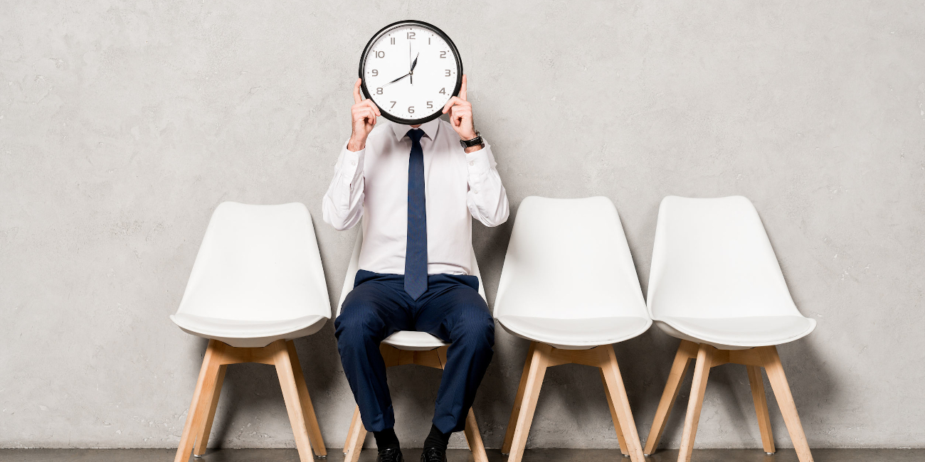 Блондинка смотрит на часы. Уставшие часы. Часами сижу. Работник с часами. Часами сижу.